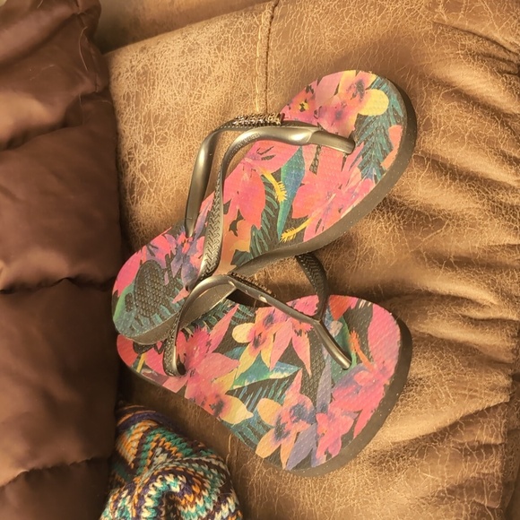 Havaianas Floral Flip Flops - Black and Pink - Picture 3 of 3